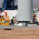 Endesa procede al izado de los primeros mástiles de los nuevos aerogeneradores del parque eólico de Arinaga