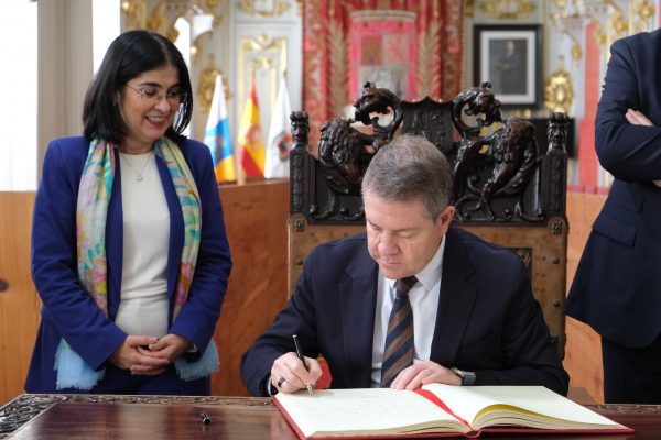 Darias recibe al presidente de Castilla-La Mancha, García-Page, en las Casas Consistoriales